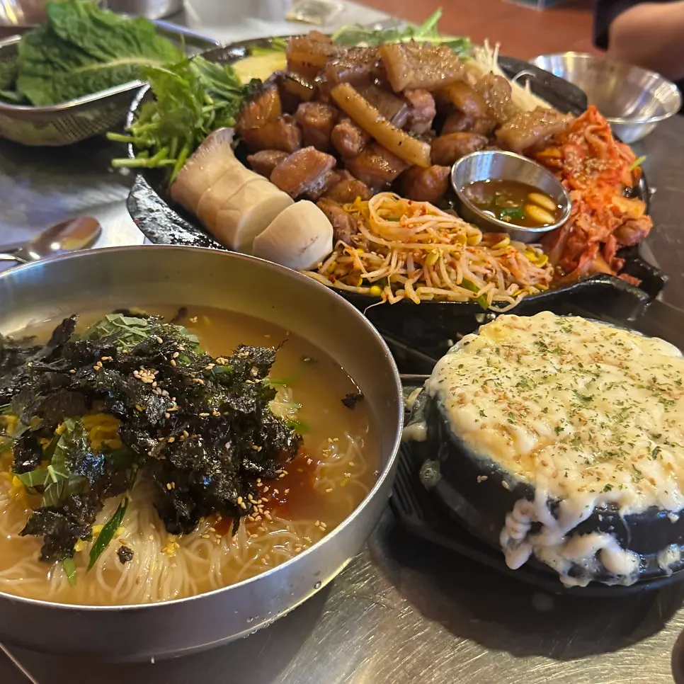 심돈 목포평화광장점 매장 벽면 장식
