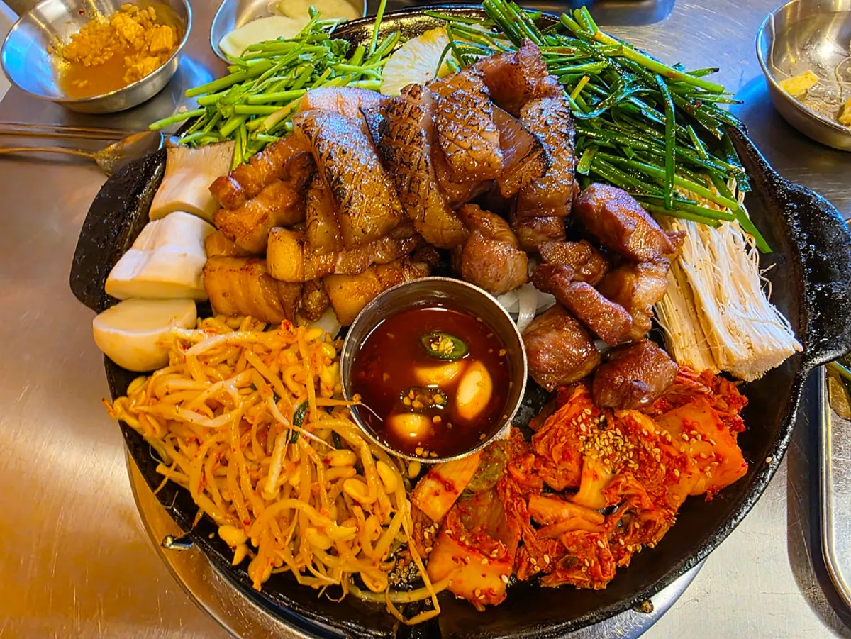 Combo platter table setting at Simdon Mokpo Pyeonghwagwangjang Branch