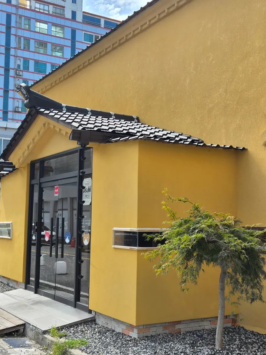 Exterior of Udon-i Wanseongdoeda in the alley behind the coffee warehouse