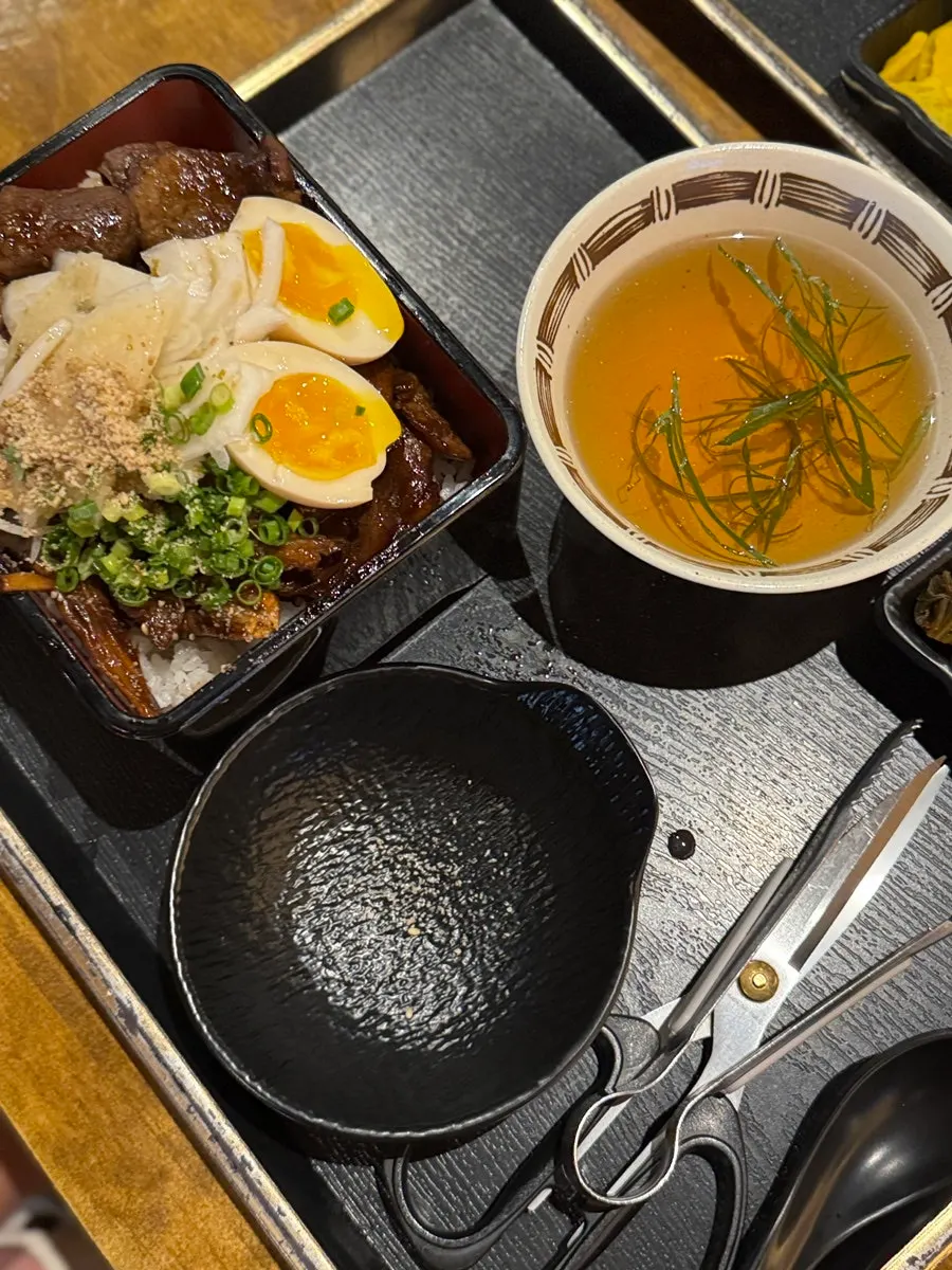 Charcoal-grilled pork rib rice bowl with smoky aroma
