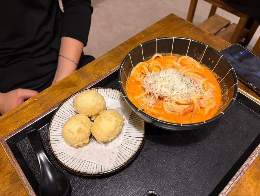토리텐과 레몬이 올라간 붓카케 냉우동