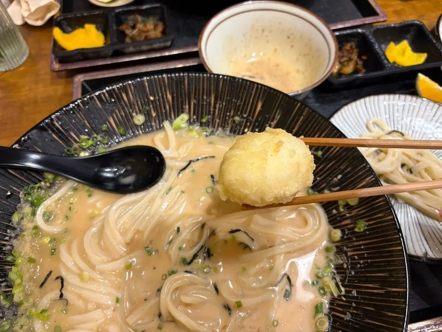 참깨 소스에 적셔 먹는 이나니와 우동