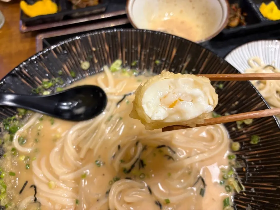 반으로 갈라 노른자가 흐르는 반숙계란덴푸라