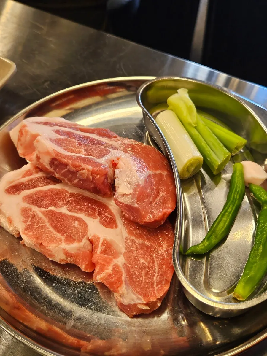 Pre-seared teukmoksal pork neck at Moksam Hwaro