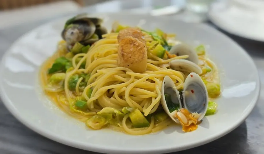 Close-up of scallop oil pasta noodles and scallops