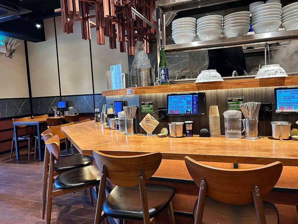 Open kitchen and bar seats at Mentsuru