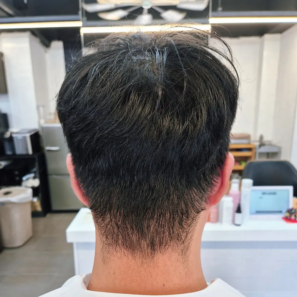 Stylist beginning the men's haircut