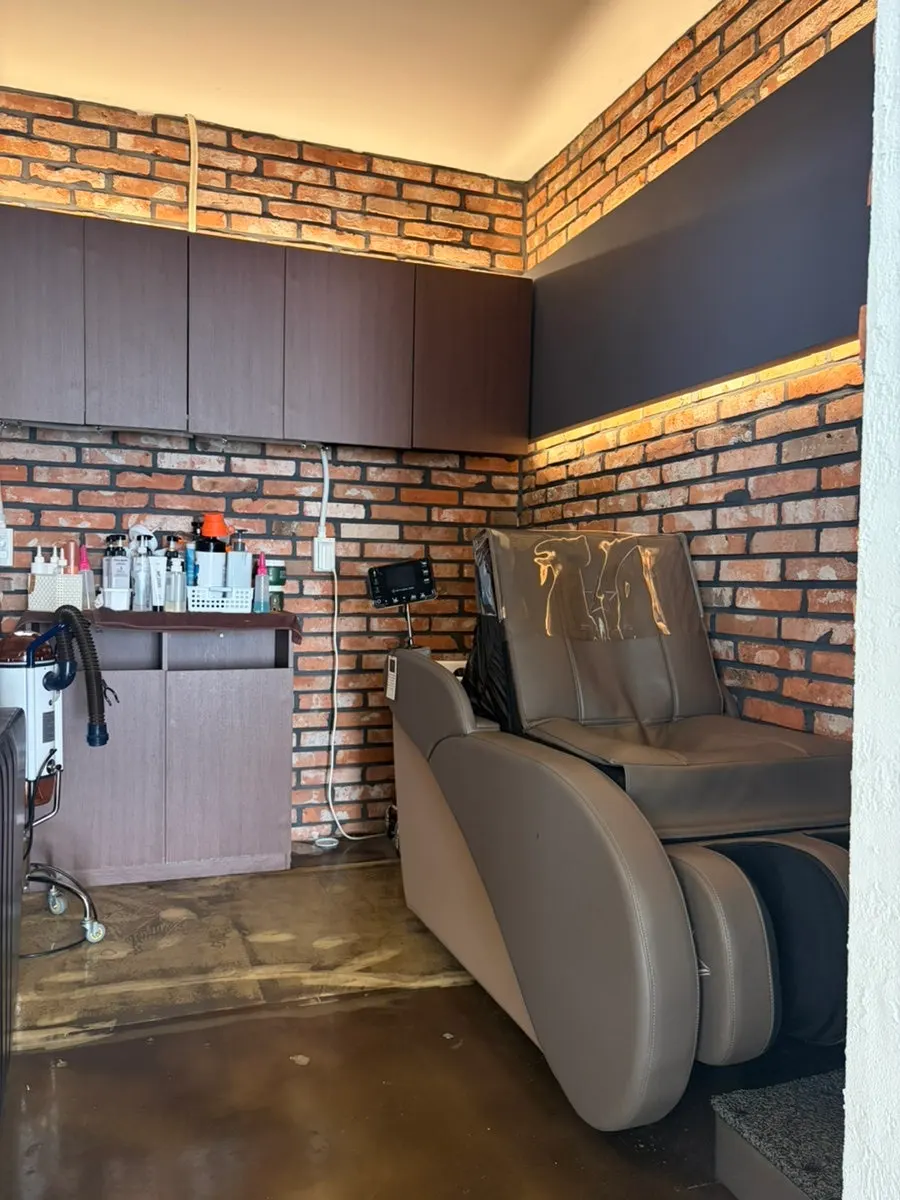 Momentium's shampoo room with two seats