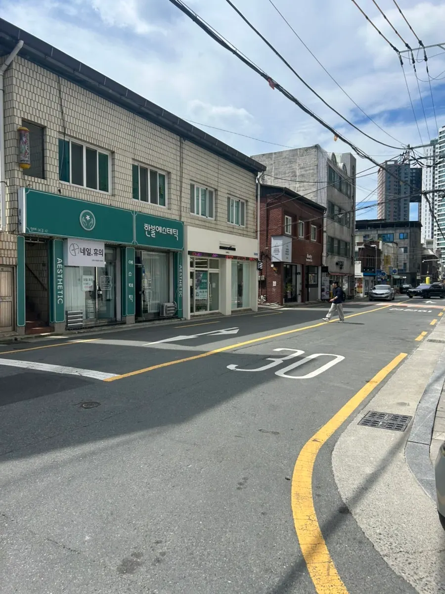 Momentium's white sign in a Manchon-dong alley