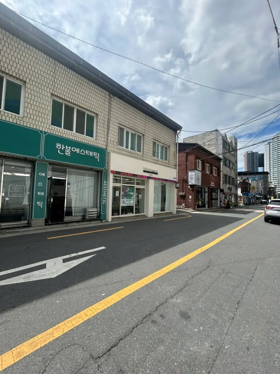 Entrance view of Momentium hair salon