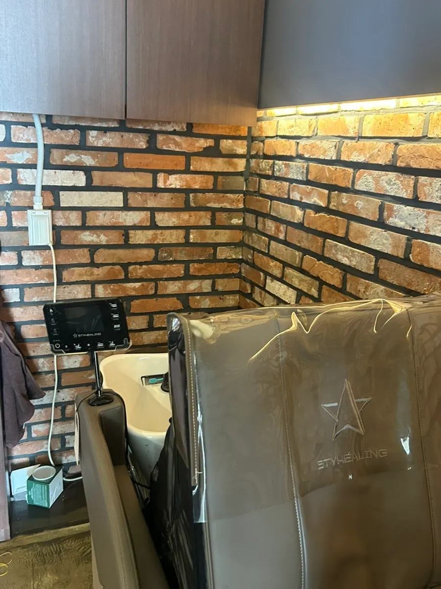 Shampoo area with massage chair at Momentium