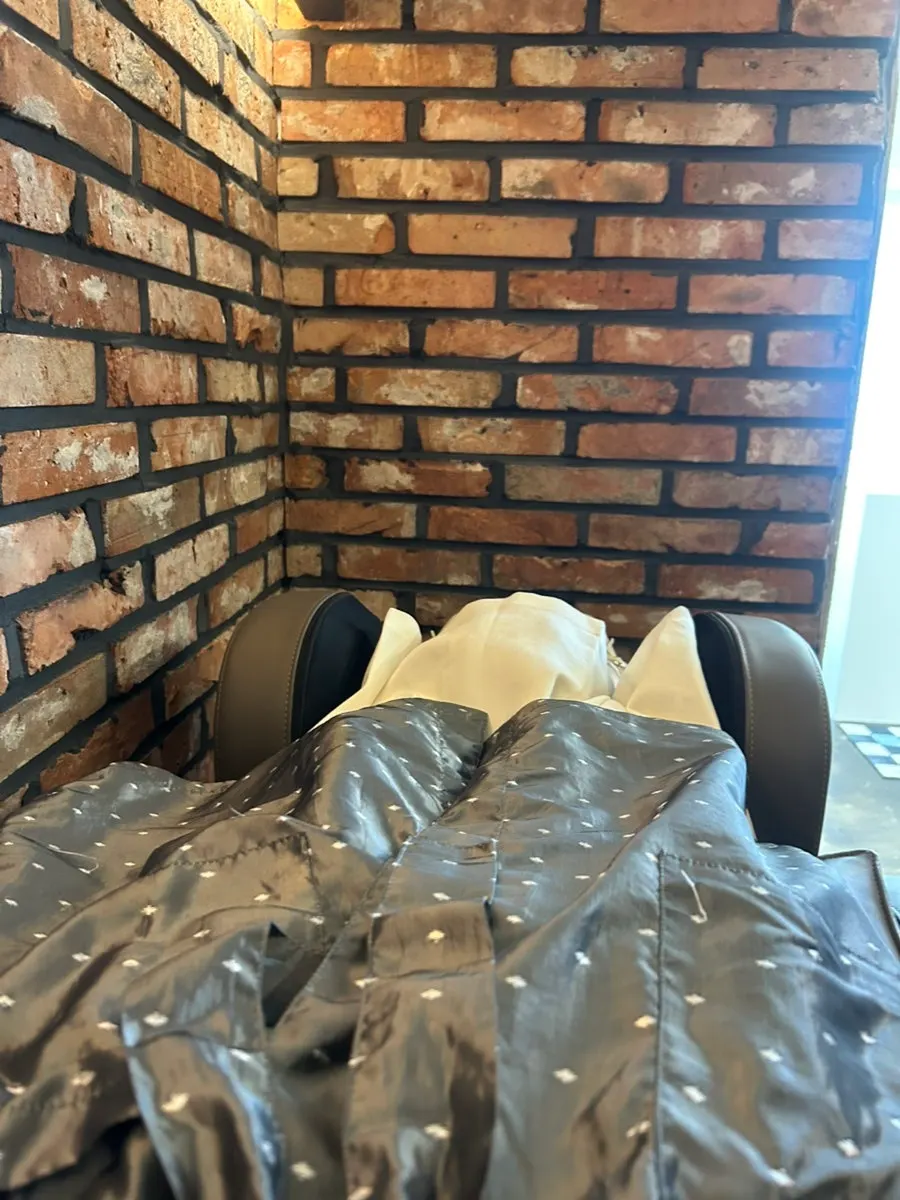 View of the massage-chair shampoo spot at Momentium