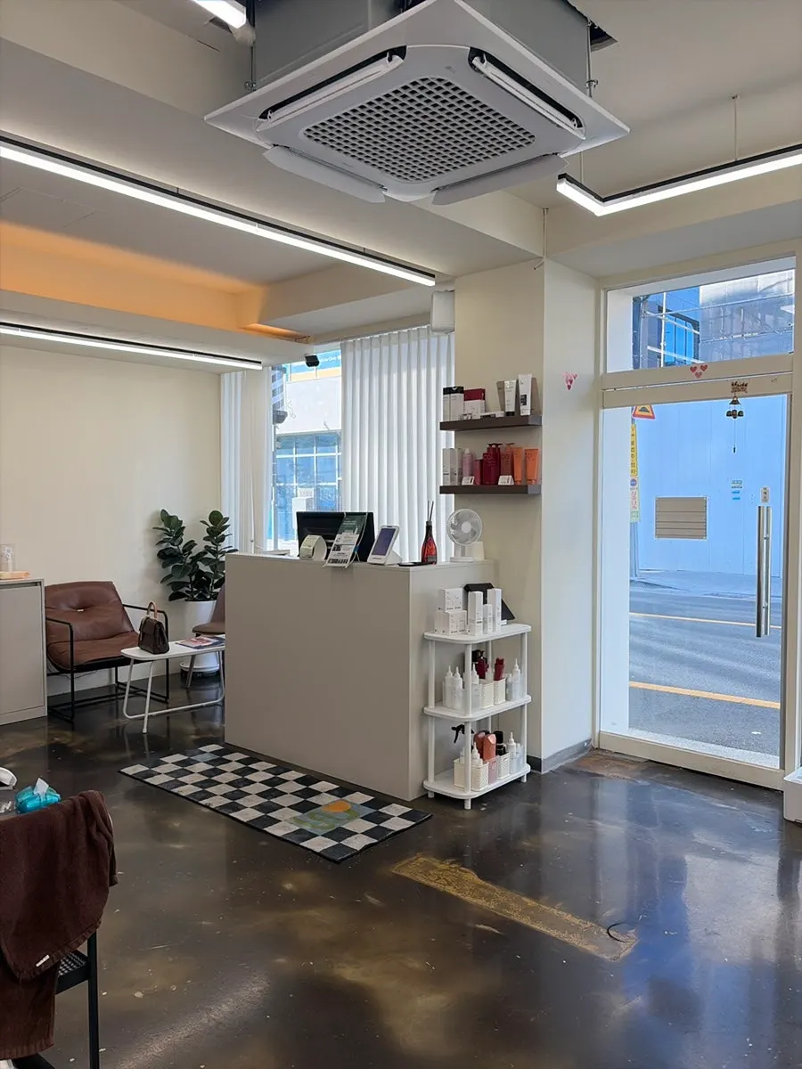 The white-toned interior of Momentium