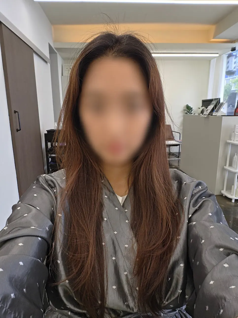 염색 전 뿌리가 자란 긴머리 상태