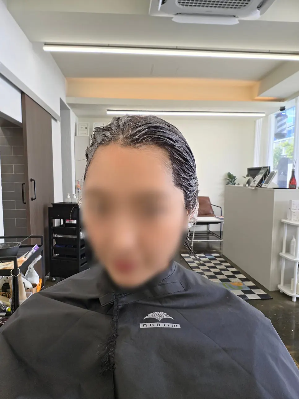 염색약 도포 중인 모습