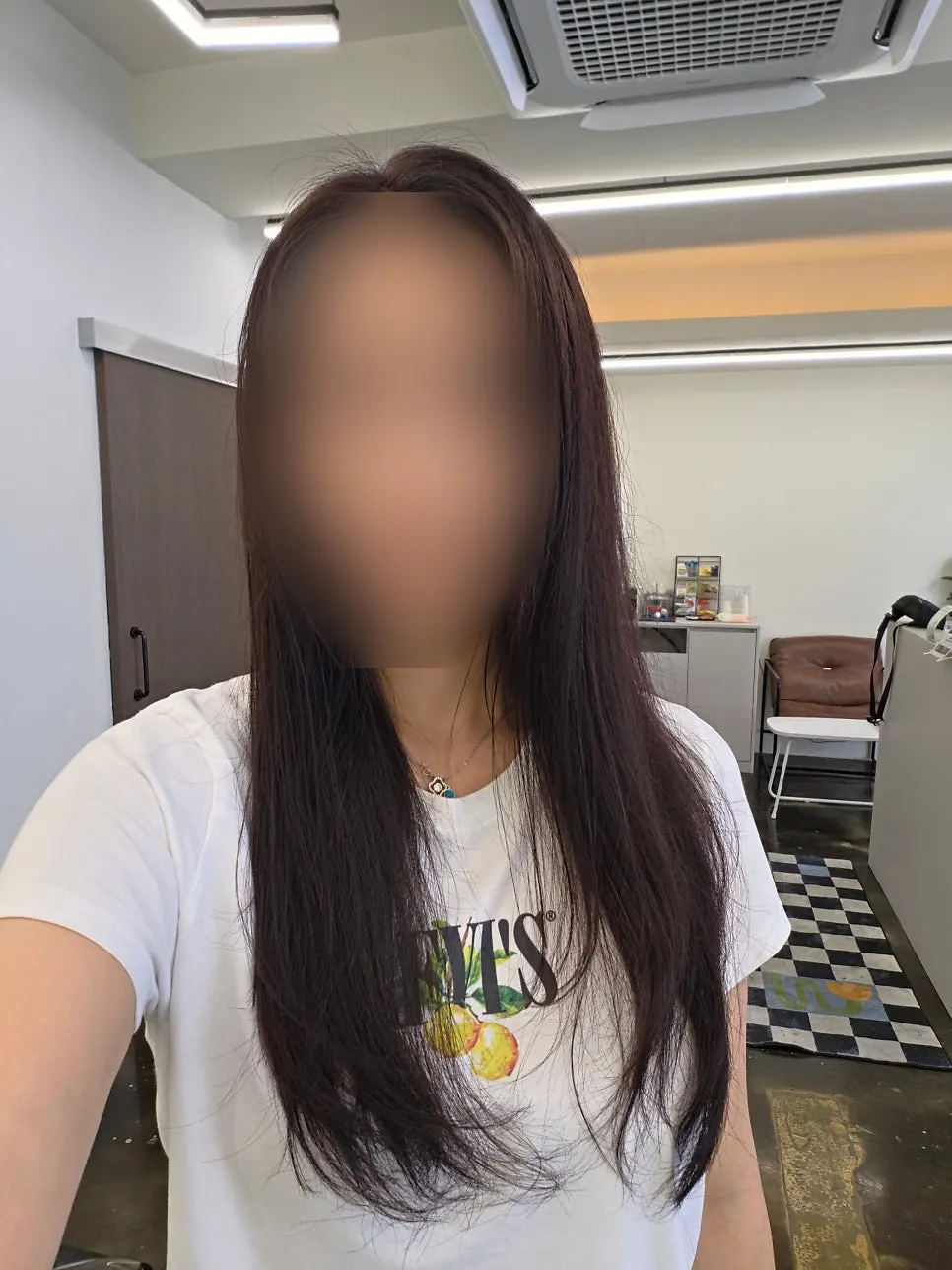 경계 없이 정돈된 뮤트브라운 긴머리