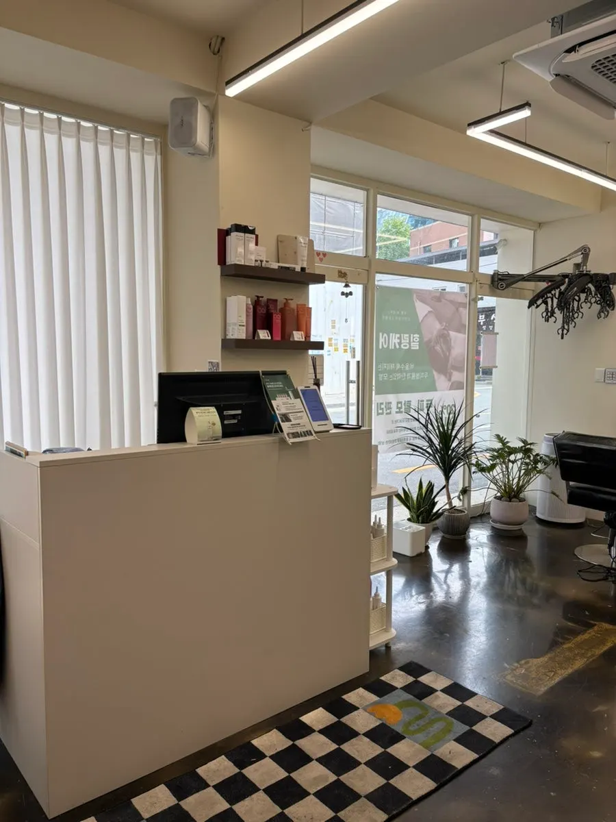 Entrance to Momentium salon