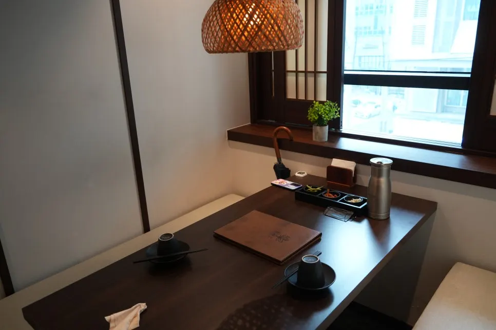 Interior of Momiji Seolleung Branch, made up entirely of private rooms