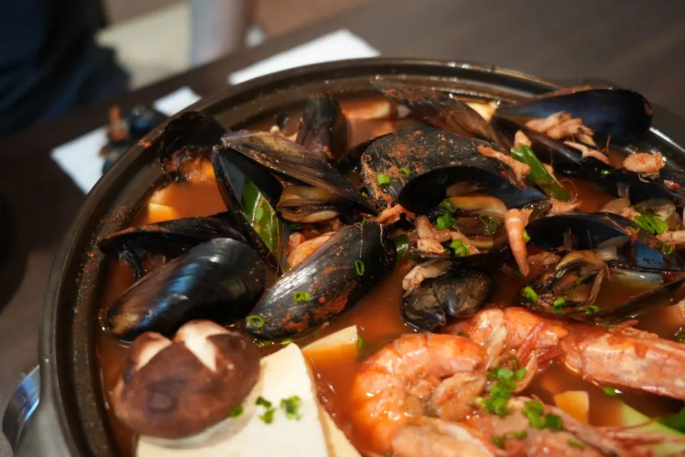 Nabe broth with shrimp, mussels, and tofu
