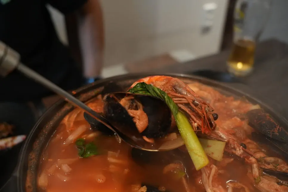 A plate of peeled shrimp from the nabe, ready to eat