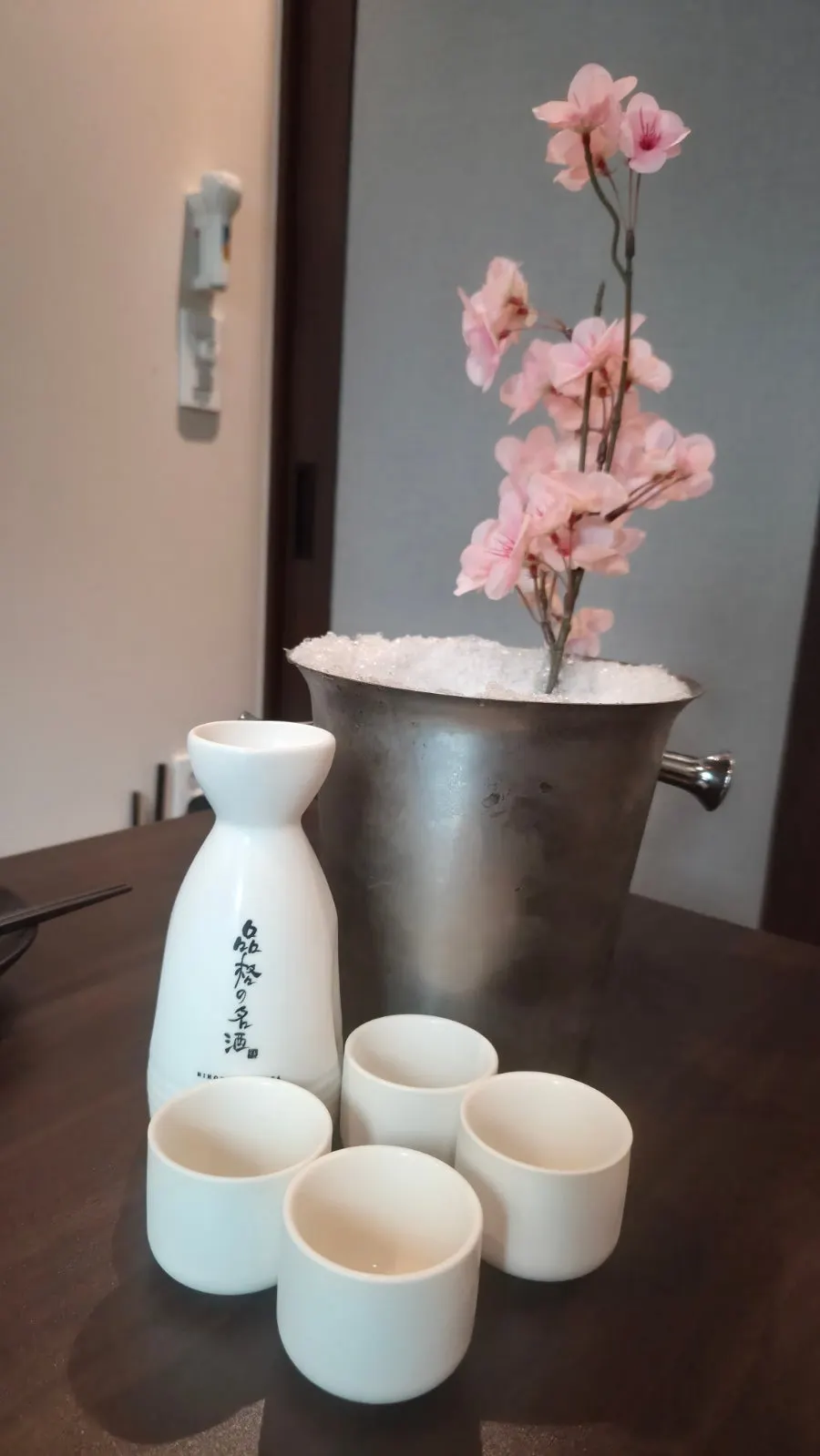 Ice basket, sake decanter, and dedicated glass setup