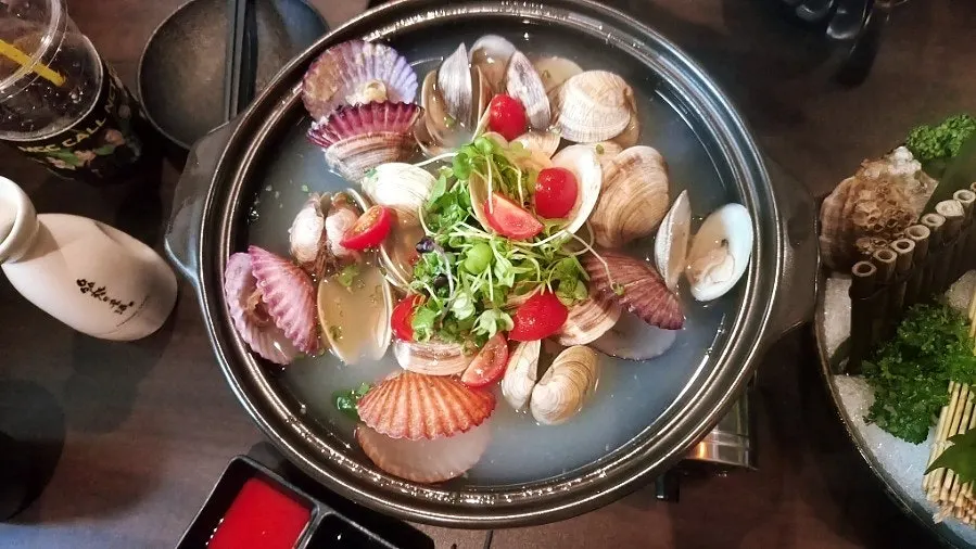 Clam sake-steam with scallops and clams