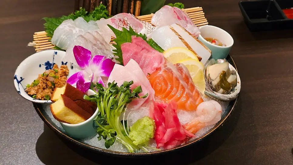 Assorted sashimi plate with two pieces per type