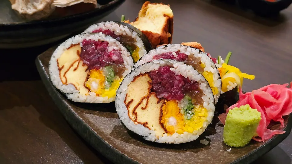 Plate of yukhoe maki half order with 6 pieces