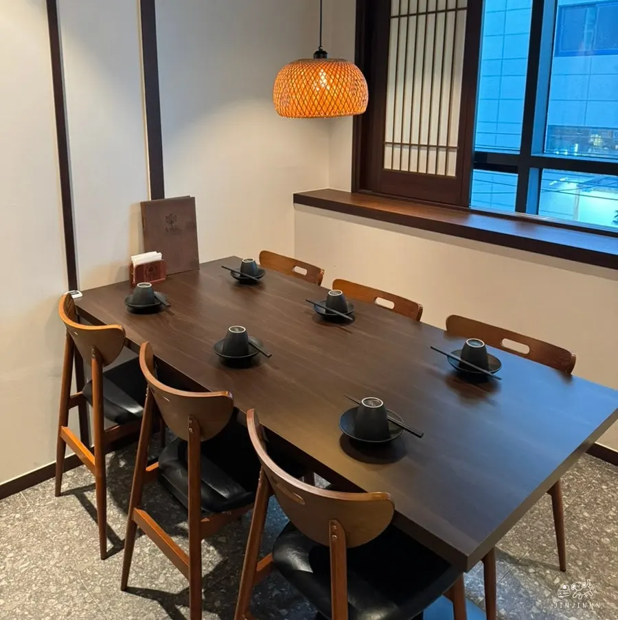 Interior of a partitioned room at Momiji Seolleung Branch
