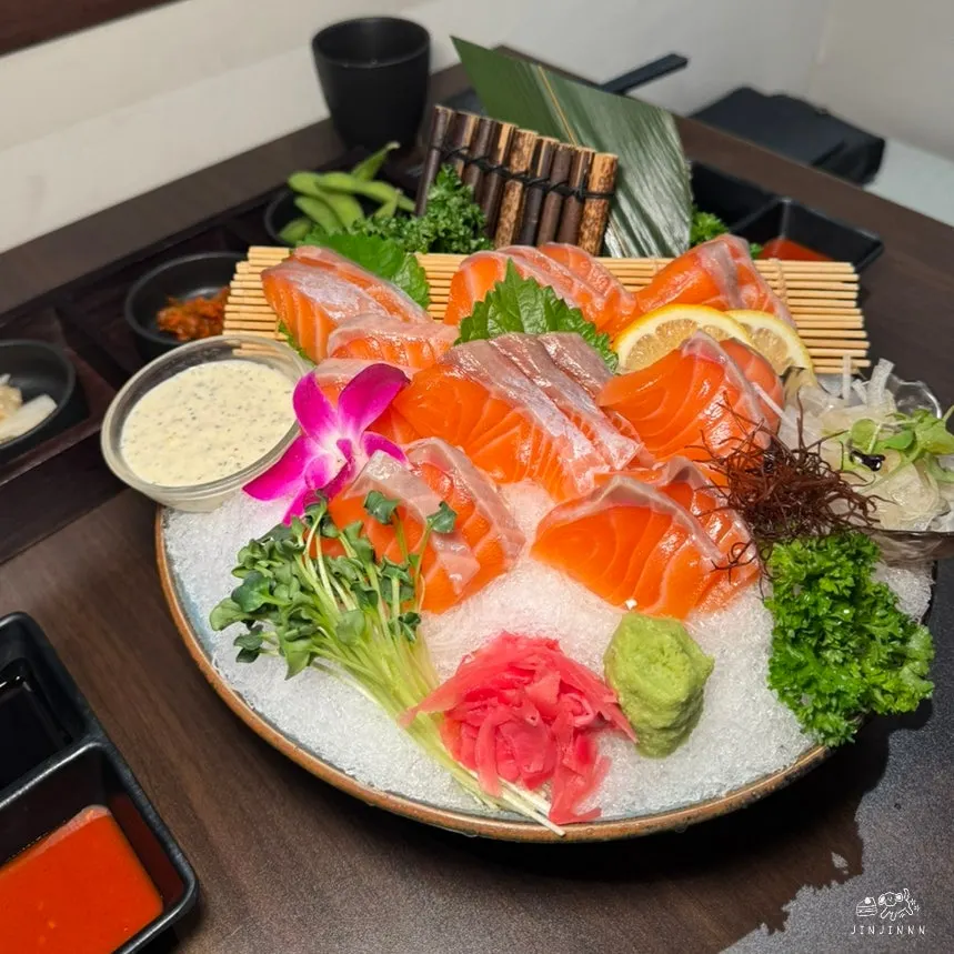 Thickly sliced salmon sashimi at Momiji Seolleung Branch