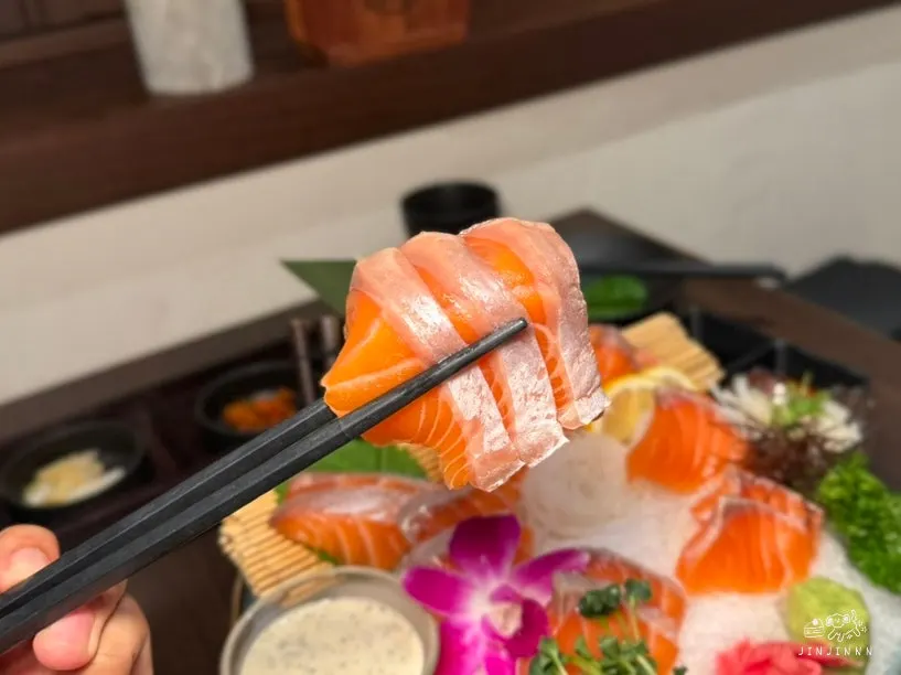Close-up of the salmon sashimi plate at Momiji Seolleung Branch