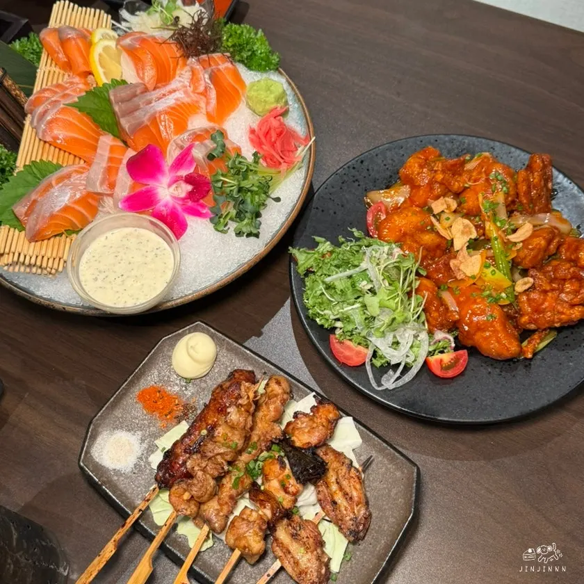 Salmon sashimi and yukhoe maki placed together on the table