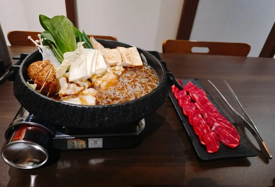 야채가 푸짐하게 담긴 한우 스키야키 한 냄비