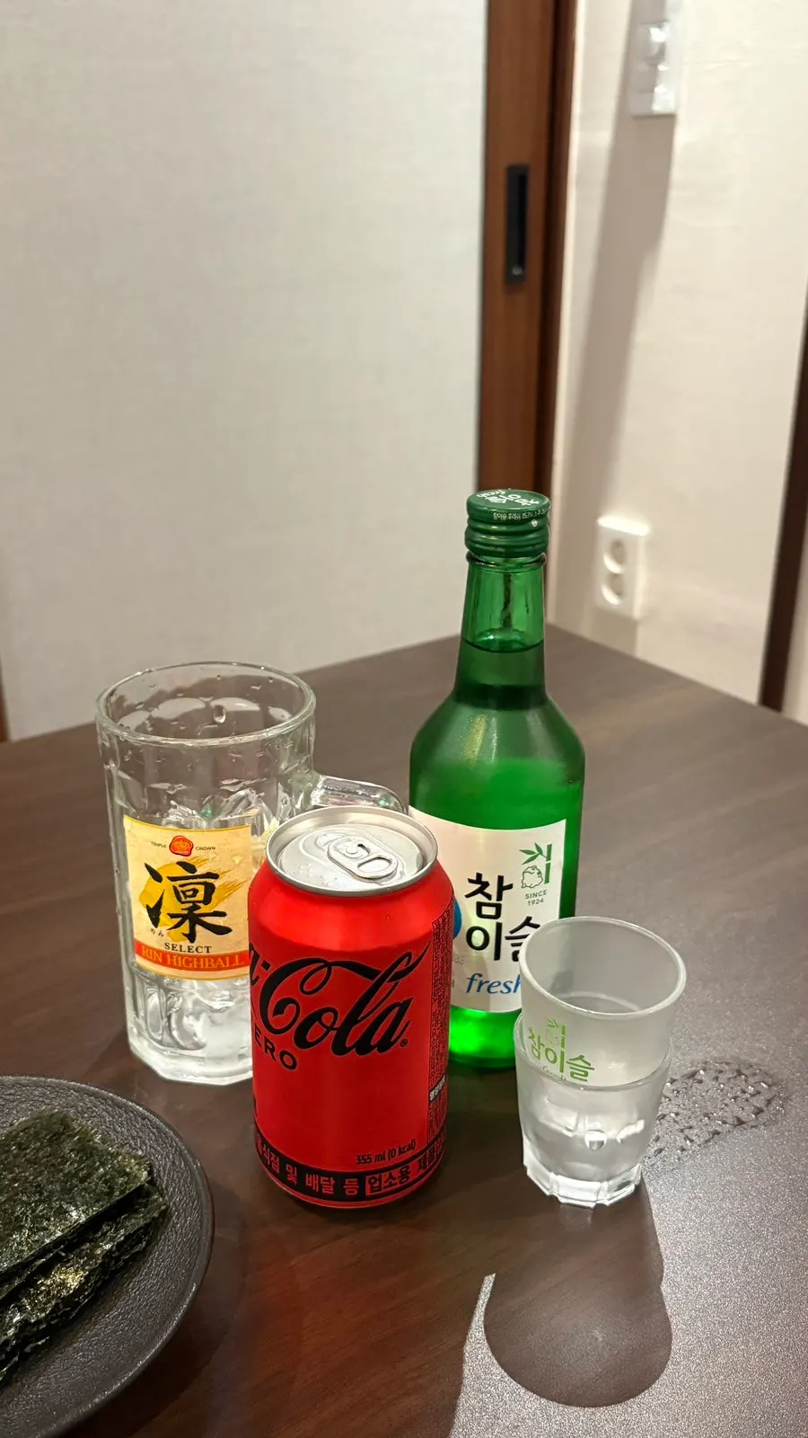 룸 테이블에 놓인 소주와 콜라