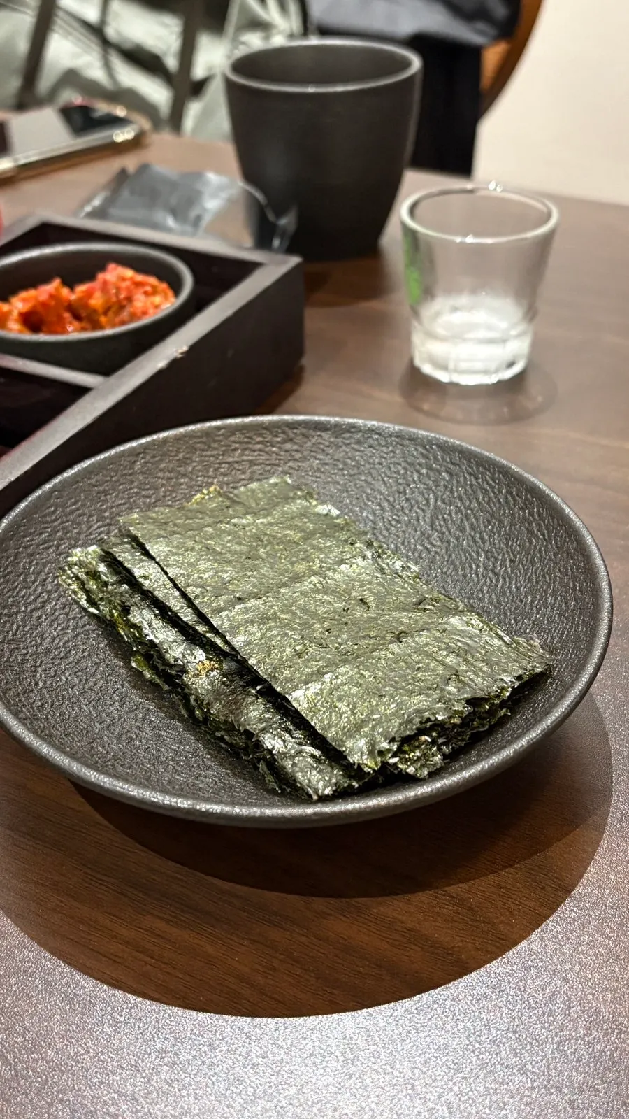 도톰한 김이 담긴 접시
