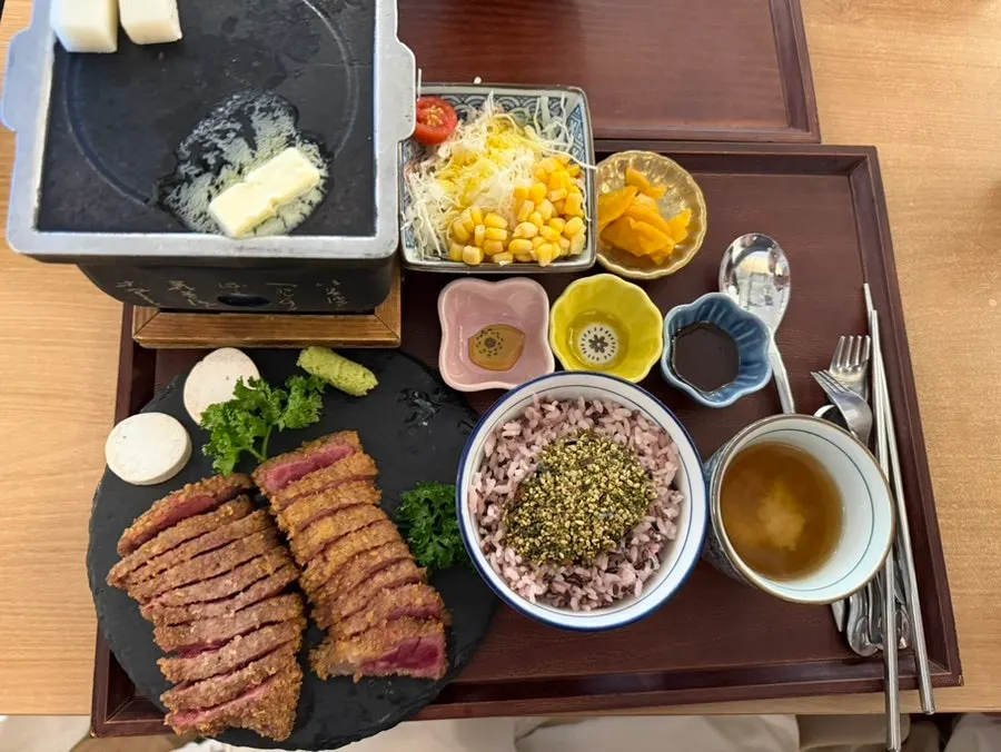 Momo Lab's menu of gyukatsu and donburi dishes