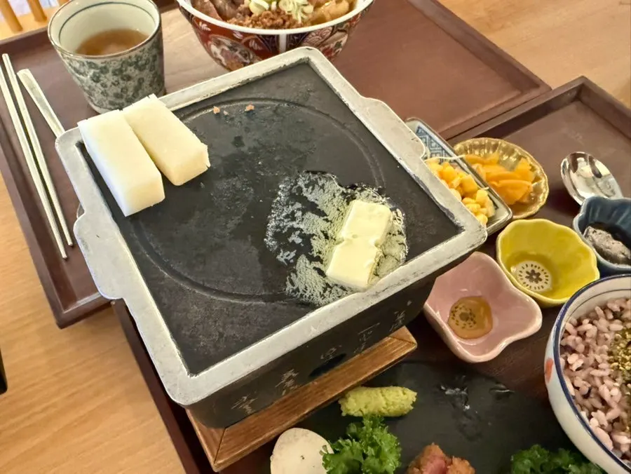 Grilling gyukatsu on the brazier with melted butter