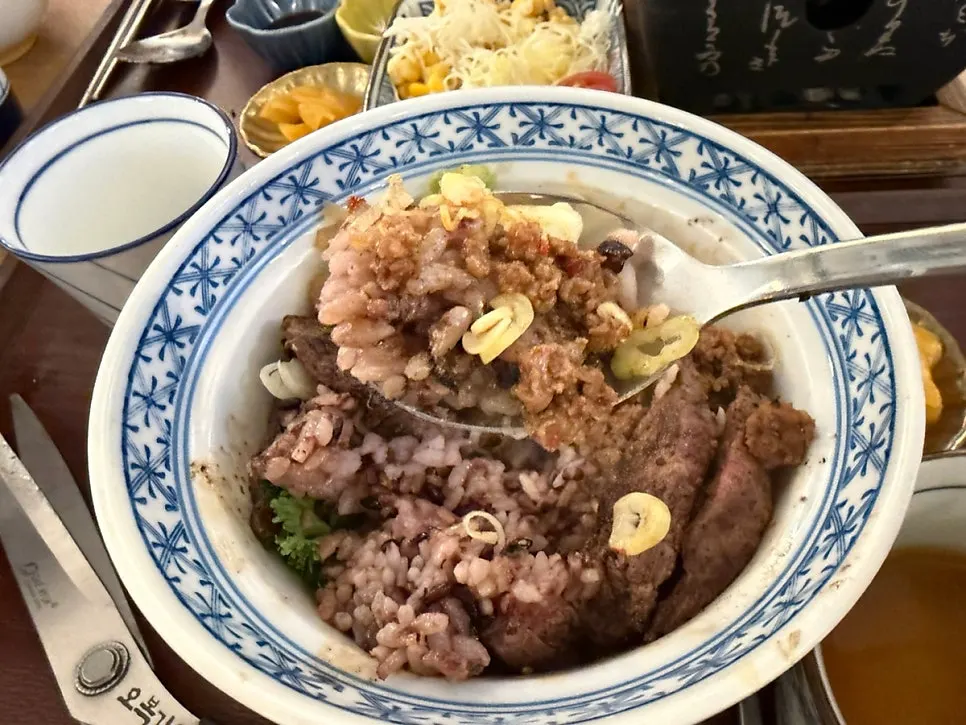 Rice with sauce mixed in for the nakyeopsteak-don
