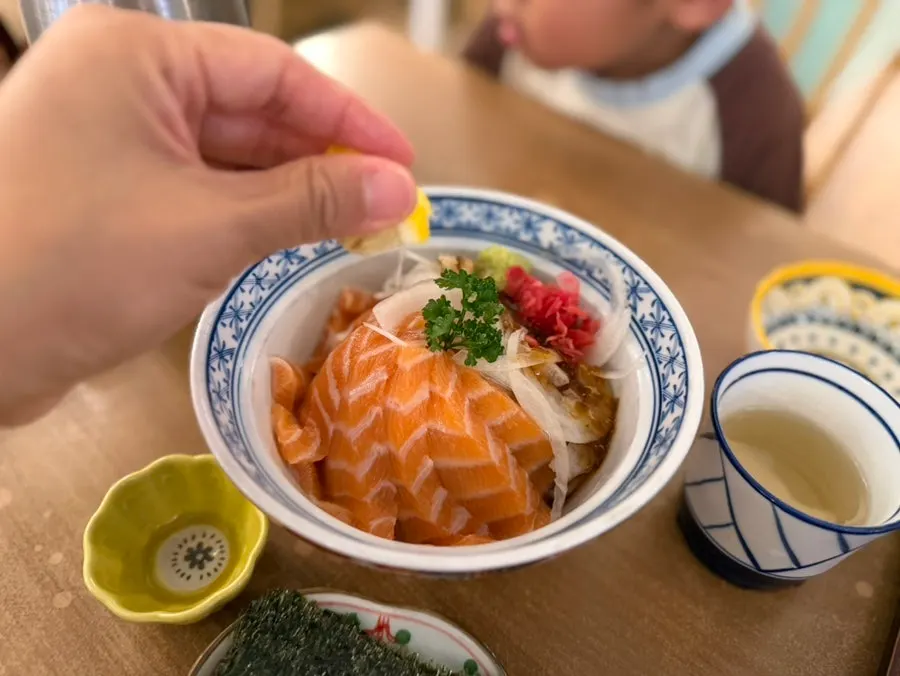 The thick salmon-don topped with generous salmon slices