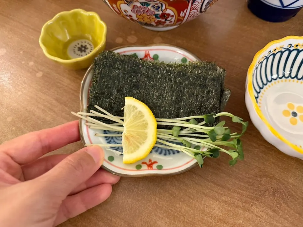 Seaweed and onion served alongside the salmon