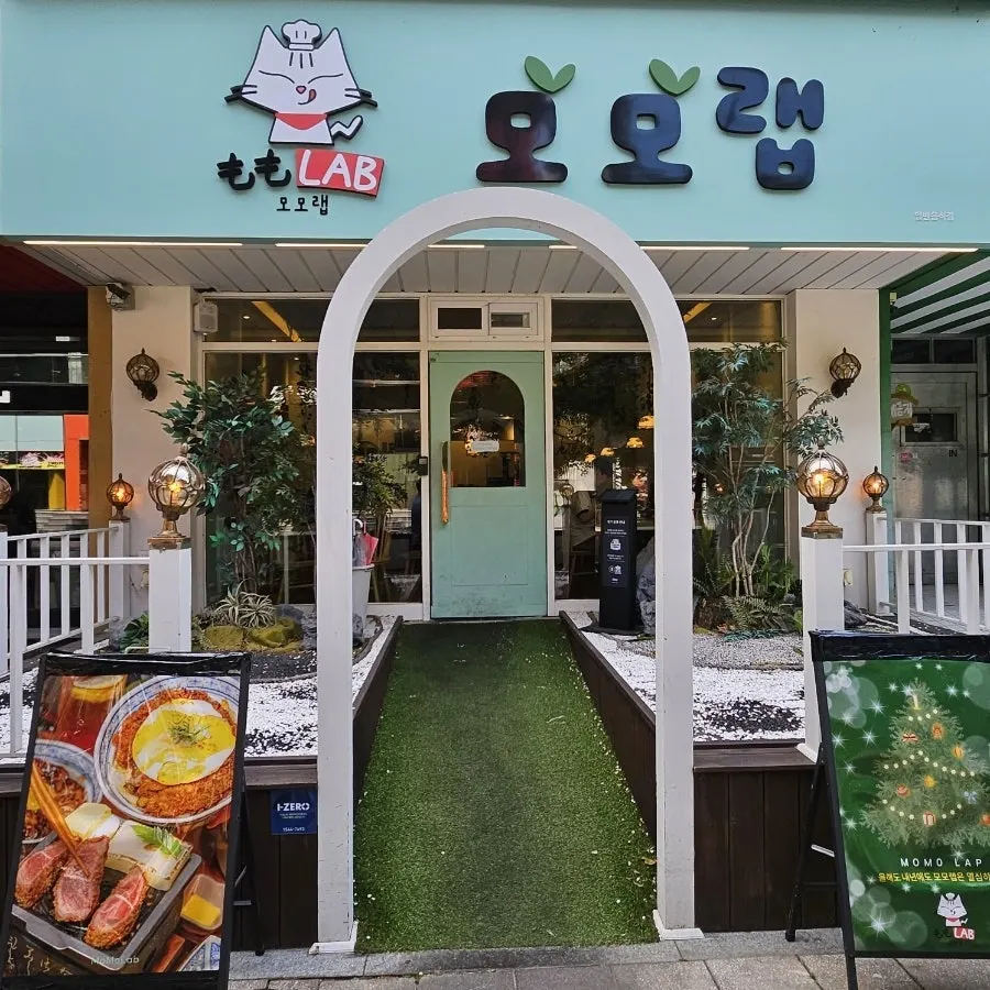 모모랩 매장 앞 웨이팅 안내 모습