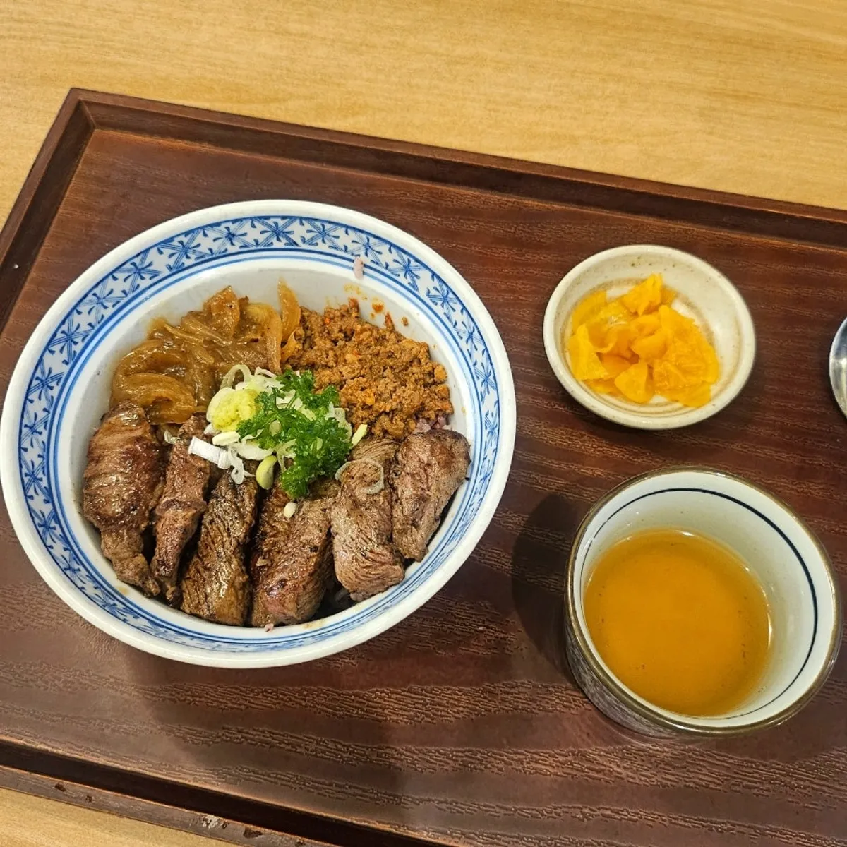 도톰한 고기가 올라간 모모랩 스테이크동