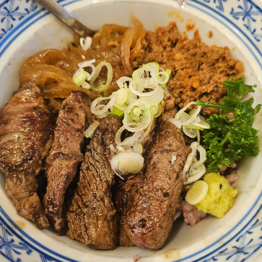 카라멜라이징 양파를 올린 스테이크동 흑미밥