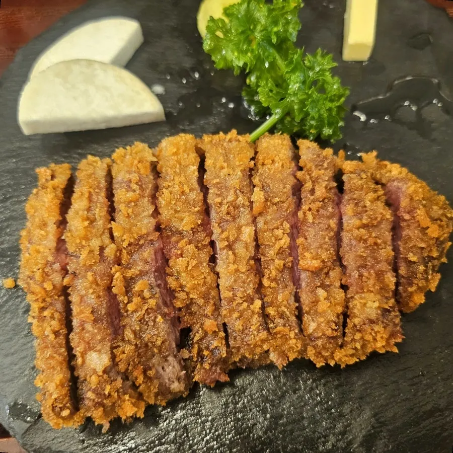 테이블 화로에 버터와 함께 굽는 규카츠