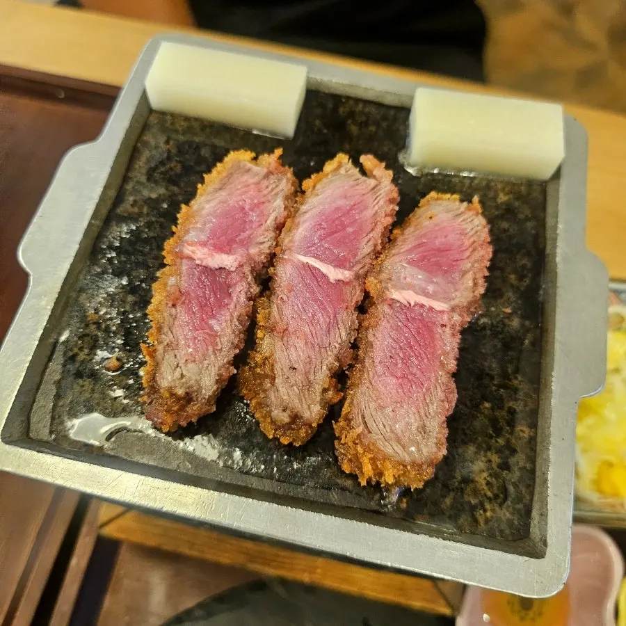 겉이 바삭하게 구워진 규카츠 조각