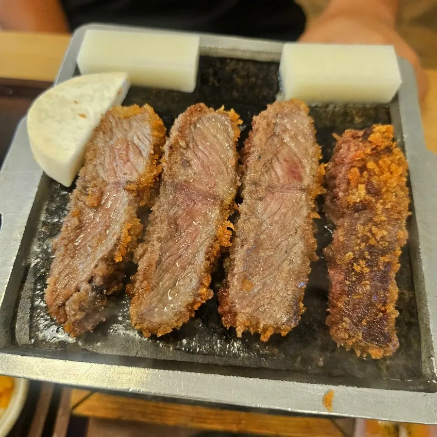 규카츠와 함께 나온 소스·소금·와사비