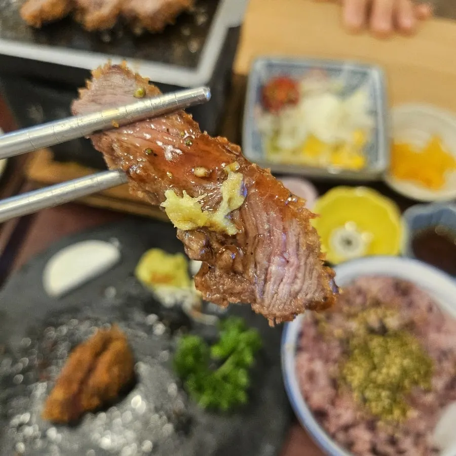규카츠와 함께 나온 샐러드와 장국, 밥
