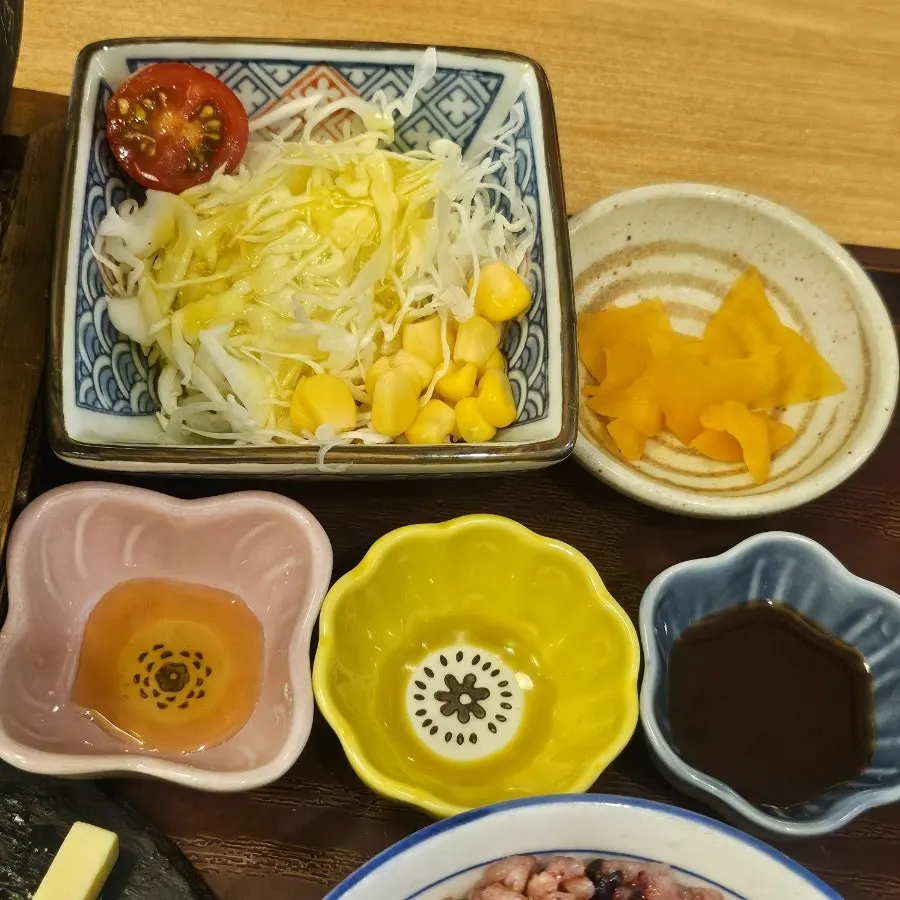소스그릇에 담긴 꿀과 하얀 떡 조각