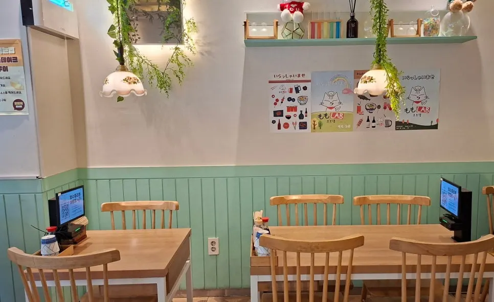 Weekday lunch seating atmosphere at Momo Lab