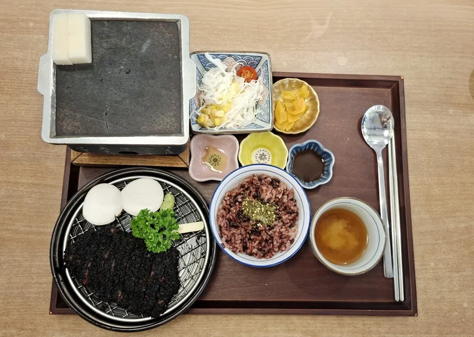 Gyukatsu eating instructions and table setting